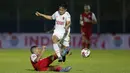 Pemain Persija Jakarta, Yann Motta Pinto (kiri), berebut bola dengan pemain PSM Makassar, M. Aji Kurniawan, dalam pertandingan Babak Penyisihan Piala Menpora 2021 di Stadion Kanjuruhan, Malang. Senin (22/3/2021). (Bola.com/Arief Bagus)