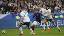 Striker Prancis, Kylian Mbappe, berusaha melewati pemain Irlandia pada laga persahabatan di Stadion Stade de France, Senin (28/5/2018). Prancis menang 2-1 atas Irlandia. (AP/Thibault Camus)