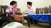 Gus Ipin Salurkan Bantuan Beras untuk Warga Trenggalek