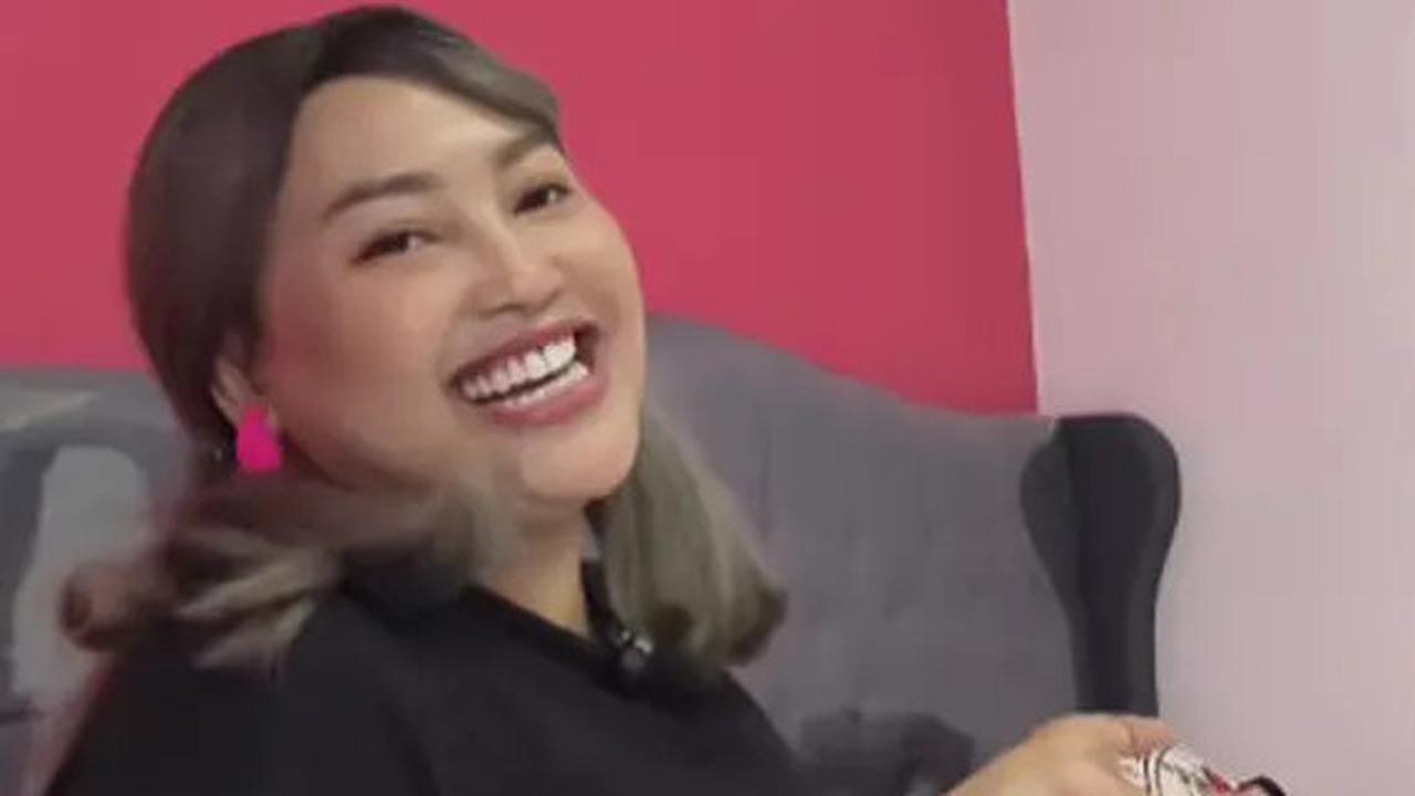 Meski Menahan Sakit, Kisah Mpok Alpa Pakai Wig dan Tetap Tersenyum di Depan Kamera