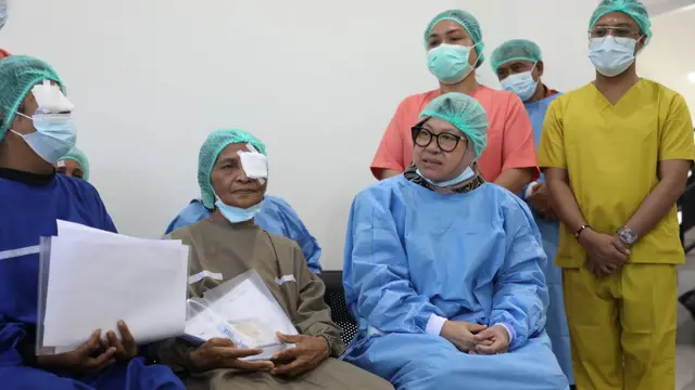 Menteri Sosial Tri Rismaharini menyapa warga penerima layanan operasi katarak di Ternate.
