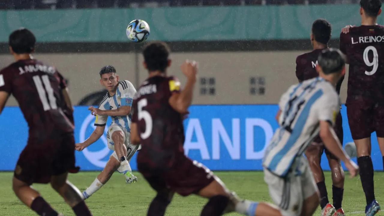 Pemain Timnas Argentina U-17, Claudio Echeverri melakukan eksekusi tendangan bebas ke arah gawang Timnas Venezuela U-17 pada laga 16 besar Piala Dunia U-17 2023. Pertandingan tersebut berlangsung seru dengan intensitas tinggi di Stadion Si Jalak Haroepat