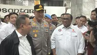 Kapolri Jenderal Pol Suyudi Ario Seto meminta massa buruh yang berunjuk rasa di depan Gedung DPR MPR, Jakarta Pusat, membubarkan diri dengan tertib setelah DPR mengesahkan UU Pelindungan Ketenagakerjaan. (Liputan6.com/Ady Anugrahadi)