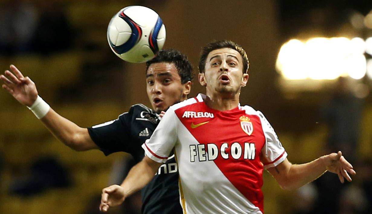 Gelandang AS Monaco, Bernardo Silva, duel udara dengan pemain Olympique Lyon, Da Silva Rafael pada laga lanjutan Liga 1 di Stadion Louis II, Prancis (16/10/2015). (EPA/Sebastien Nogier)