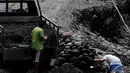 Warga memperoleh pasir dan bebatuan hasil erupsi Merapi untuk dijual, Yogyakarta, Senin (12/05/2014) (Liputan6.com/Andrian M Tunay).