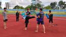 Atlet-atlet Pencak Silat yang sebagian besar adalah anggota Polri tampak semangat dalam berlatih. Marciano turut menyempatkan sedikit berdiskusi setelah melihat mereka berlatih. (Dok. KONI)