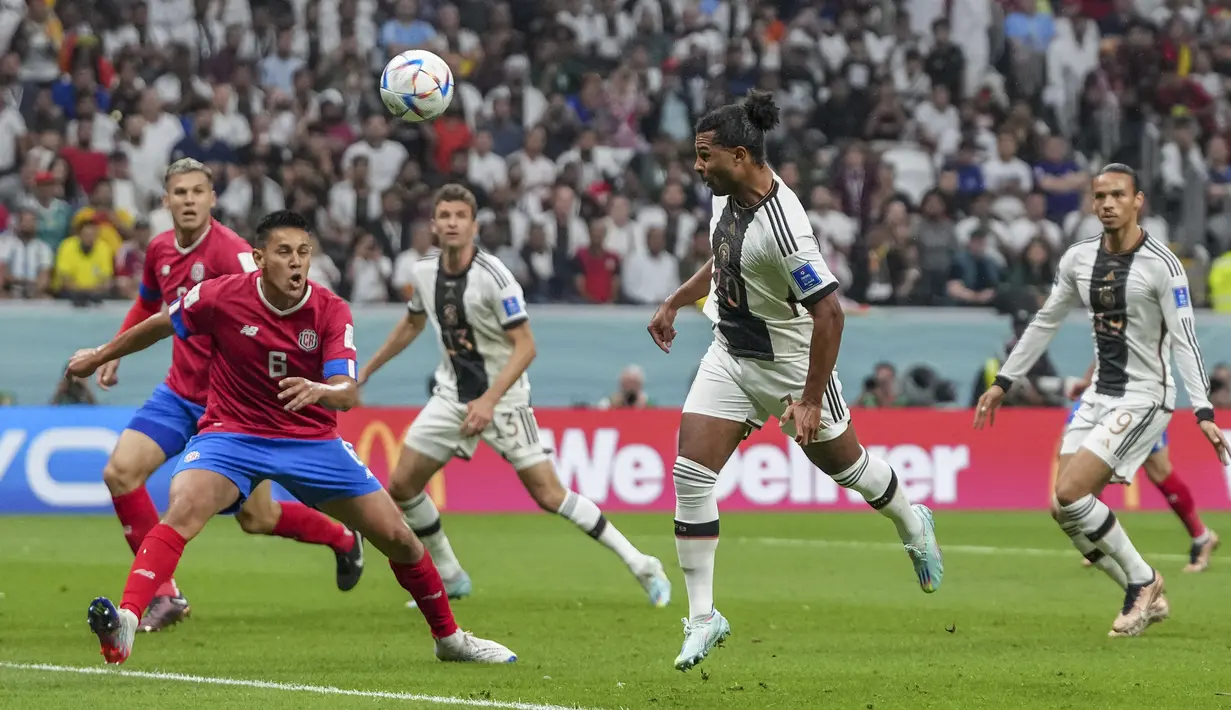 <p>Pemain Jerman,&nbsp;Serge Gnabry mencetak gol pertama timnya ke gawang Kosta Rika saat matchday ketiga Grup E Piala Dunia 2022 yang berlangsung di Al Bayt Stadium, Jumat (02/12/2022). (AP/Matthias Schrader)</p>