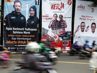 Kendaraan melintas dekat alat peraga kampaye Pilkada DKI 2017 yang berisi nama Cagub-Cawagub di Tugu Tani, Jakarta, Minggu  (20/11). KPUD DKI Jakarta mulai memasang baliho berukuran 4 m x 6 m di sejumlah titik di ibu kota. (Liptan6.com/Faizal Fanani)