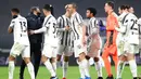 Para pemain Juventus bersalaman merayakan kemenangan atas Lazio pada pertandingan lanjutan Liga Serie A Italia di Stadion Allianz Turin, Italia, Minggu (7/3/2021). Berkat hasil ini, Juventus kini memiliki poin 52. (Tano Pecoraro / LaPresse via AP)