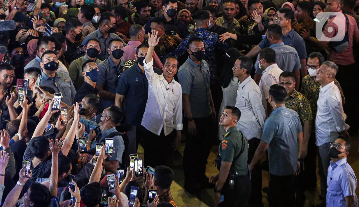 Sejumlah warga tampak berebut untuk berswafoto dengan Jokowi. Mereka juga terdengar berusaha memanggil-manggil Jokowi. (Liputan6.com/Faizal Fanani)