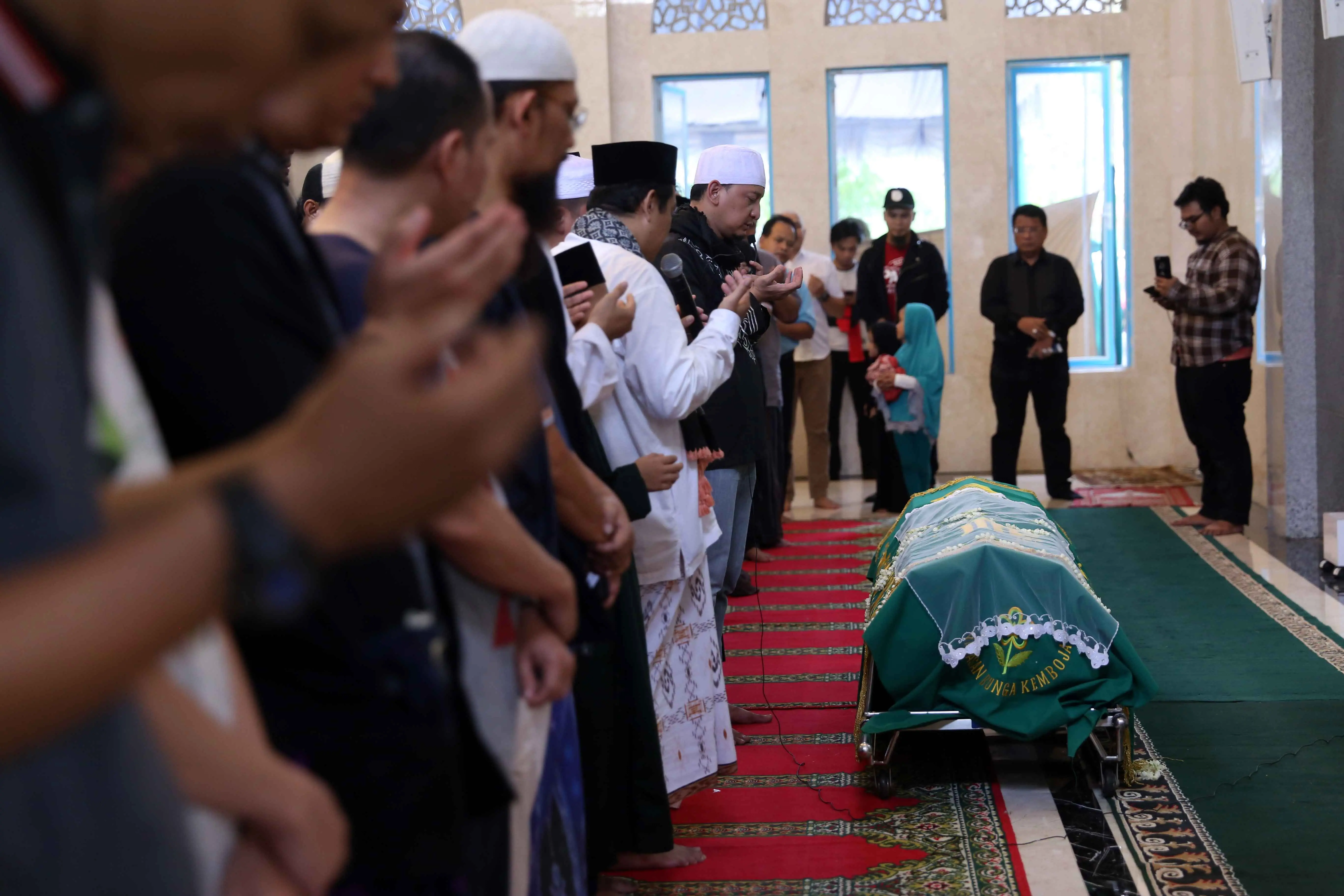 Sabtu (10/6) Julia Perez menghembuskan nafas terakhirnya di rumah sakit Cipto Mangunkusumo. Jupe meninggal dunia pada pukul 11.12 WIB. Jenazah langsung di bawa ke rumah duka di kawasan Cibubur, Jakarta Timur. (Nurwahyunan/Bintang.com)