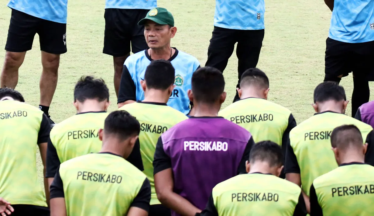 Pelatih kepala Persikabo 1973, Liestiadi memimpin langsung latihan perdana  di Lapangan Samudra, Badung, Bali, Minggu (03/01/2022). Latihan tersebut menjadi bagian dari persiapan menghadapi Arema FC di laga lanjutan BRI Liga 1 2021/22 pada 5 januari mendatang. (Bola.com/Nandang Permana)