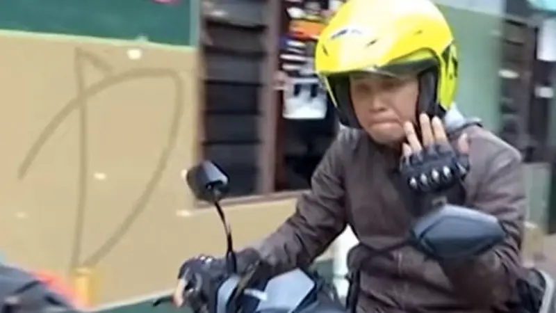 Tak Cuma Anak Mendiang Deddy Dores, 5 Artis Ini Juga Jadi Ojek Online