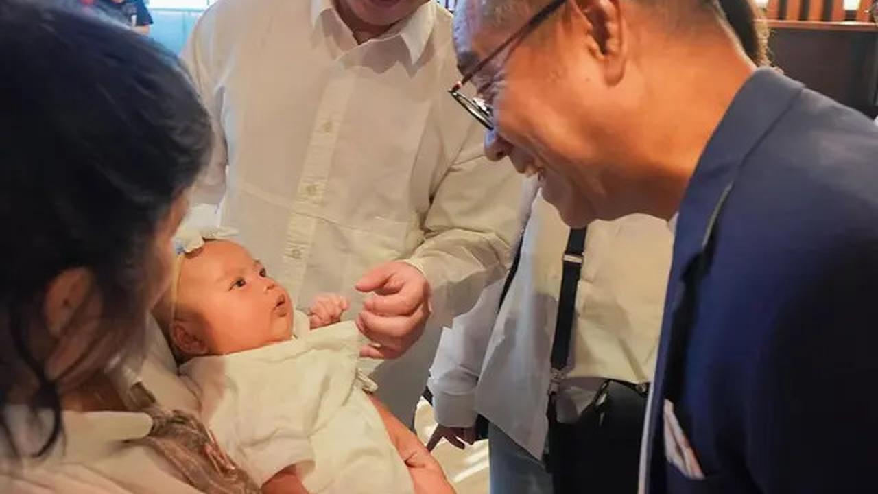 7 Potret Gritte Agatha Gelar Penyerahan Anak ke Gereja, Arief Hidayat Ikut Belajar