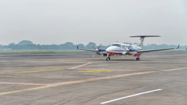 Menhub Budi Karya Sumadi didampingi Panglima Komando Operasi Udara Nasional Marsekal Madya Andyawan melakukan uji coba landasan pacu (runway) hasil revitalisasi Bandara Halim Perdanakusuma, Jakarta. (Dok Kemenhub)