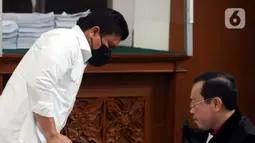 Terdakwa kasus dugaan pembunuhan berencana terhadap Brigadir Nofriansyah Yosua Hutabarat atau Brigadir J, Ferdy Sambo (kiri) saat menjalani sidang lanjutan di Pengadilan Negeri Jakarta Selatan, Selasa (6/12/2022). Sidang tersebut beragendakan pemeriksaan saksi yang dihadirkan Jaksa Penuntut Umum (JPU), di antaranya enam terdakwa kasus perintangan penyidikan. (Liputan6.com/Herman Zakharia)