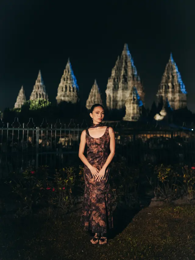 Penampilan Debut Niki Zefanya di Prambanan Jazz Festival 2026, Magis dengan Gaun Abstract Print