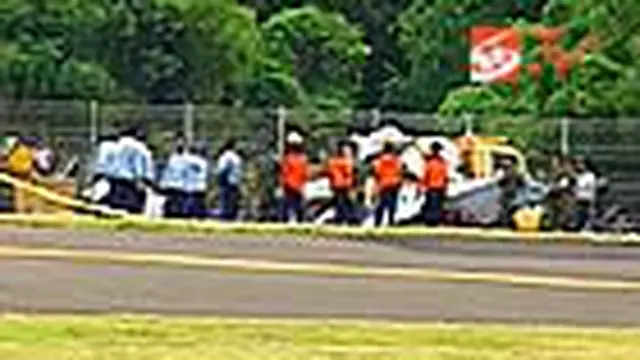 Bangkai pesawat latih TNI AU yang jatuh di Bandara Ngurah Rai, Bali, kemarin, dievakuasi dari lokasi. Proses evakuasi berlangsung tertutup dengan penjagaan ketat aparat TNI AU. 