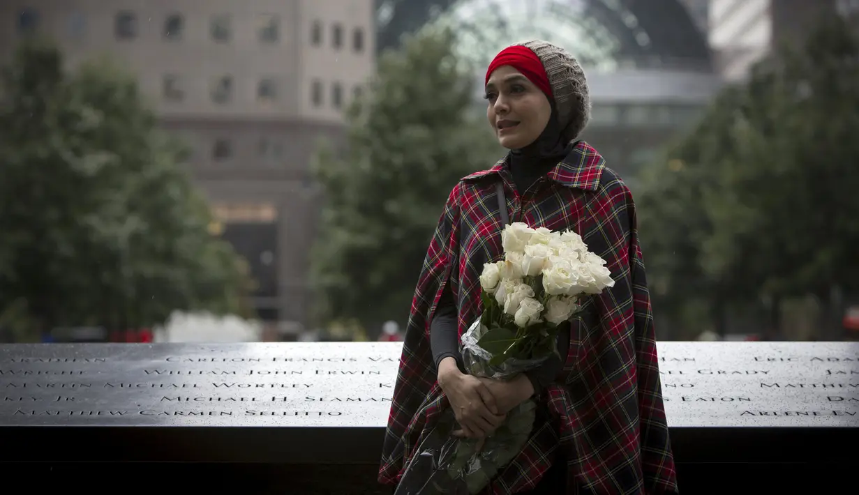 Presenter yang JUGA dokter, Lula Kamal, berpose sebelum menaruh mawar di The National September 11 Memorial di Lower Manhattan, New York, Kamis (10/9/2015). Masyarakat akan menggelar peringatan terkait tragedi 9/11. (REUTERS / Andrew Kelly)