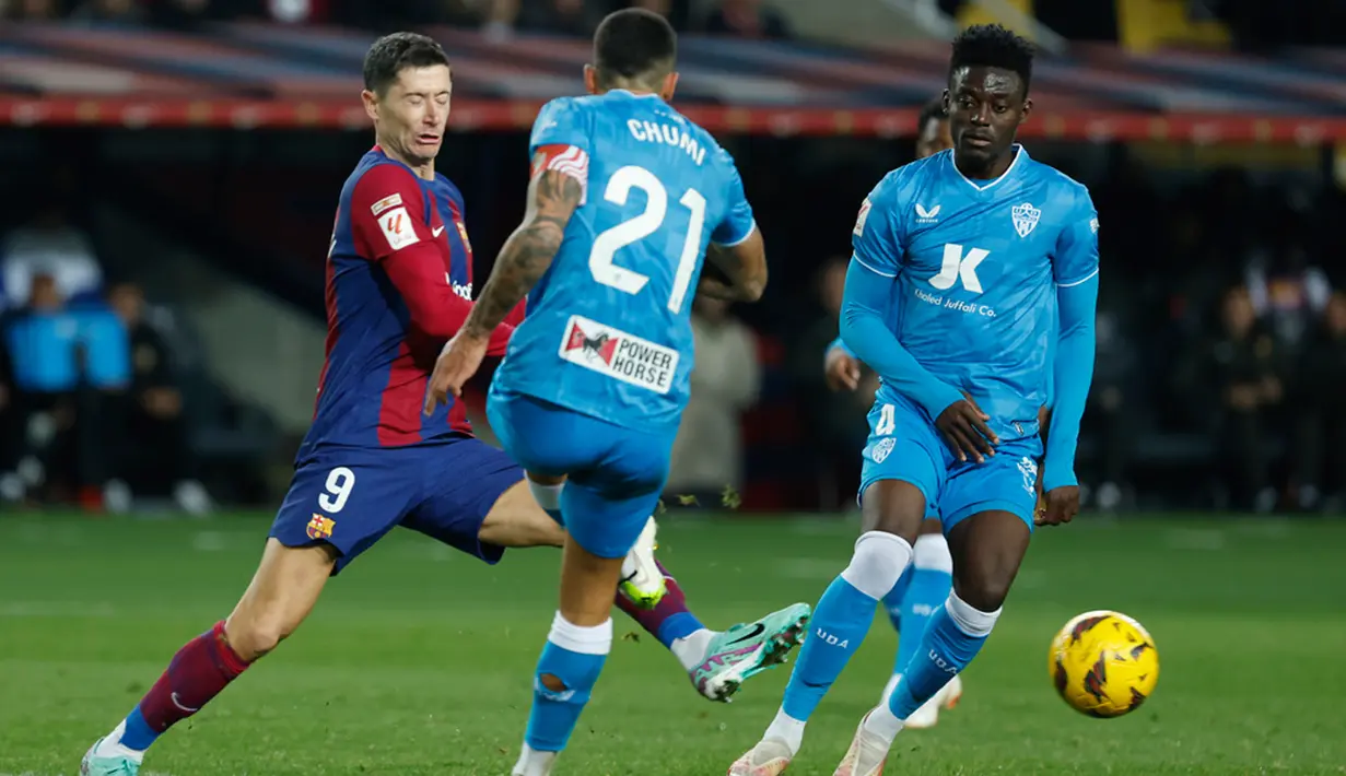 Barca dag dig dug lagi karena Almeria lagi-lagi cetak gol penyeimbang lewat Edgar Gonzalez. Dia mengubah skor menjadi 2-2 usai manfaatkan bola muntah dari tepisan Inaki Pena. (AP Photo/Joan Monfort)