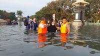 Ilustrasi evakuasi para karyawan yang terjebak banjir air rob