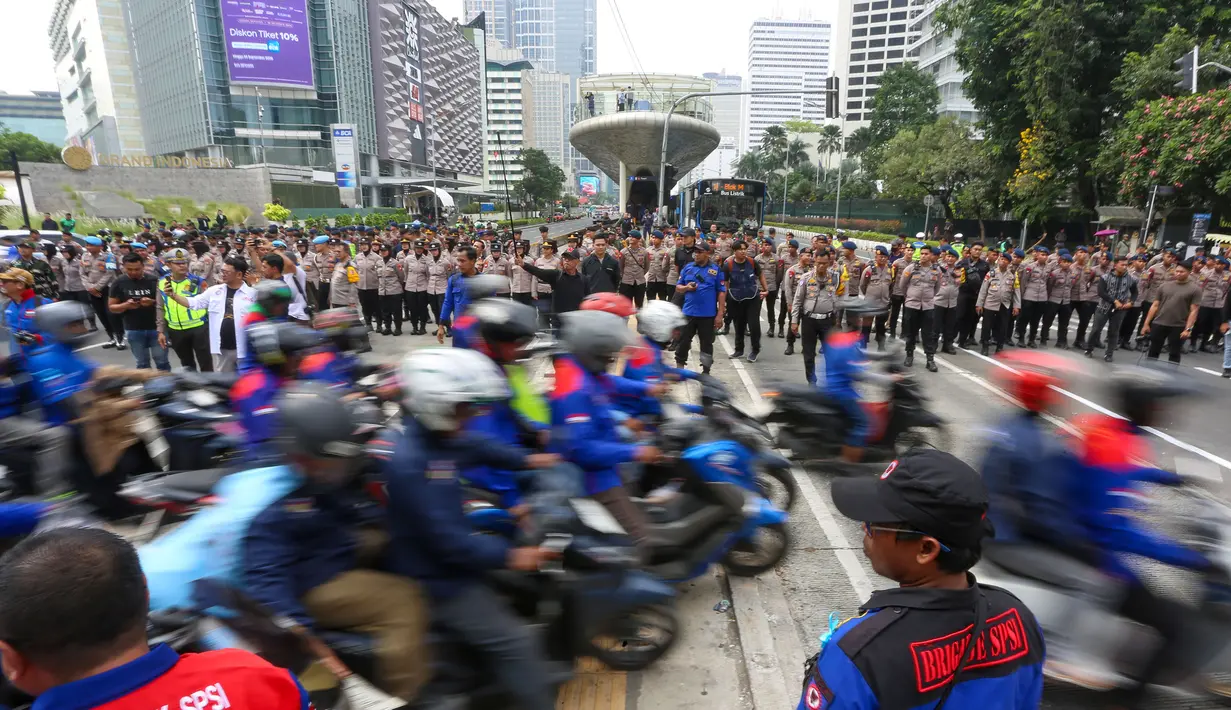 Massa buruh yang tergabung dalam Koalisi Besar Perjuangan Buruh Indonesia (KBPBI) melakukan aksi unjuk rasa di Jalan Jenderal Sudirman, Jakarta Pusat, Kamis (24/9/2026). (KLY/Budy Santoso)