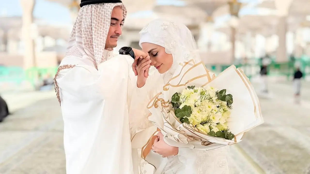 6 Potret Zumi Zola dan Putri Zulkifli Hasan Resmi Menikah di Madinah, Serasi dengan Busana Timur Tengah Rancangan Desainer Tanah Air
