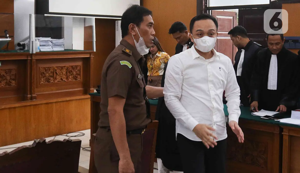Terdakwa Ricky Rizal usai menjalani  sidang tuntutan kasus pembunuhan berencana terhadap Brigadir Nofriansyah Yosua Hutabarat atau Brigadir J di Pengadilan  Negeri Jakarta Selatan, Senin (16/1/2023). Bripka Ricky terbukti melanggar Pasal 340 KUHP. (Liputan6.com/Herman Zakharia)