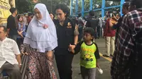 Keluarga korban pesawat Polri jatuh berkumpul di Pondok Cabe (Liputan6.com/ Pramita Tristiawati)