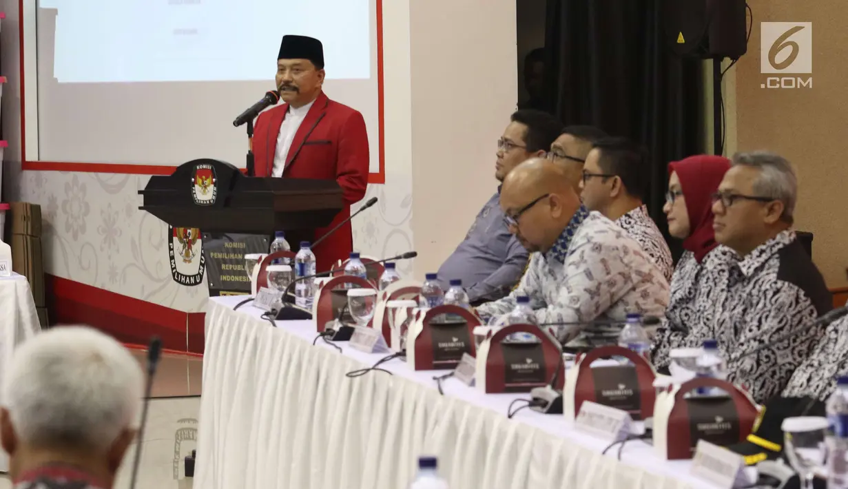 Ketua Umum PKPI, Hendropriyono (kiri) memberi sambutan saat menghadiri penyerahan nomor urut peserta Pemilu 2019 dalam rapat pleno terbuka di kantor KPU Pusat, Jumat (13/4). (Liputan6.com/Angga Yuniar)