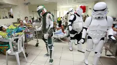  Sejumlah orang berpakaian karakter Star Wars disalah satu rumah sakit yang berada di Manila, Filipina, (6/12). Mereka menghibur para pasien yang ada dirumah sakit tersebut. (REUTERS/Romeo Ranoco)