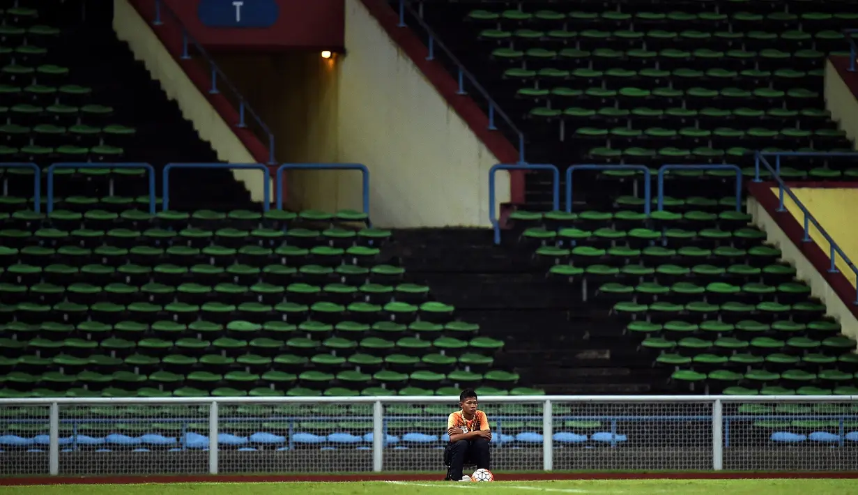 Tribun Stadion Shah Alam terlihat kosong dari penonton saat laga Kualifikasi Piala Dunia 2018 antara Malaysia melawan UEA, (17/11/2015). Malaysia kalah 1-2 dari UEA. (AFP Photo/Manan Vatsyayana)