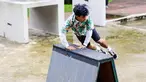 Pegiat olahraga ekstrim parkour asal Indonesia, Ramdani Murtadho saat menunjukkan kebolehannya di Skate Parkour Taman Puring, Jakarta. (Bola.com/Muhammad Aldiansyah)