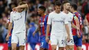 Para pemain Chelsea tampak lesu usai ditaklukkan Crystal Palace pada laga Premier League di Stadion Selhurst Park, Sabtu (14/10/2017). Crystal Palace menang 2-1 atas Chelsea. (AFP/Ian Kington)