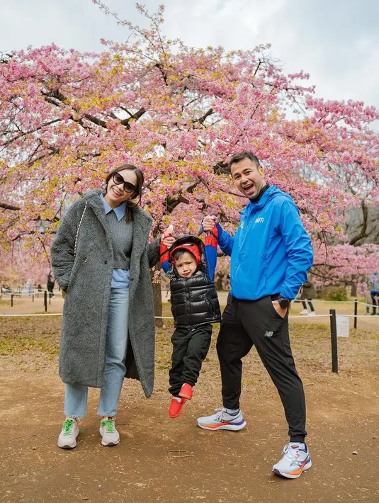 Ekspresi Cipung yang unik jadi sorotan saat digendong oleh kedua orangtuanya. [@raffinagita1717]