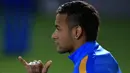Penyerang Barcelona asal Brasil, Neymar, juga turut menghadiri latihan perdana Barcelona di hari pertama tahun 2016. (AFP/Pau Barrena)