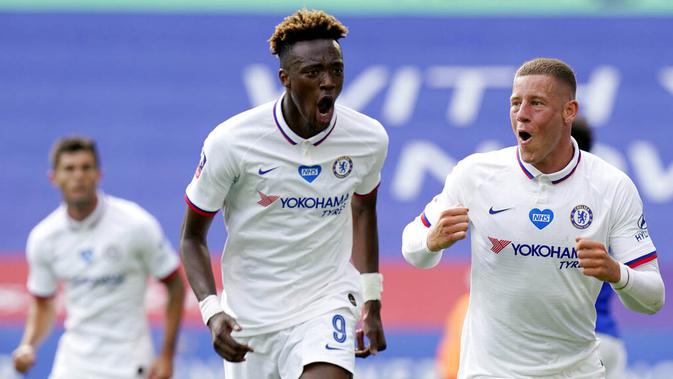 Gelandang Chelsea, Ross Barkley, melakukan selebrasi usai mencetak gol ke gawang Leicester City pada laga Piala FA di Stadion King Power, Minggu (28/6/2020). Chelsea menang 1-0 atas Leicester City. (AP/Tim Keeton)