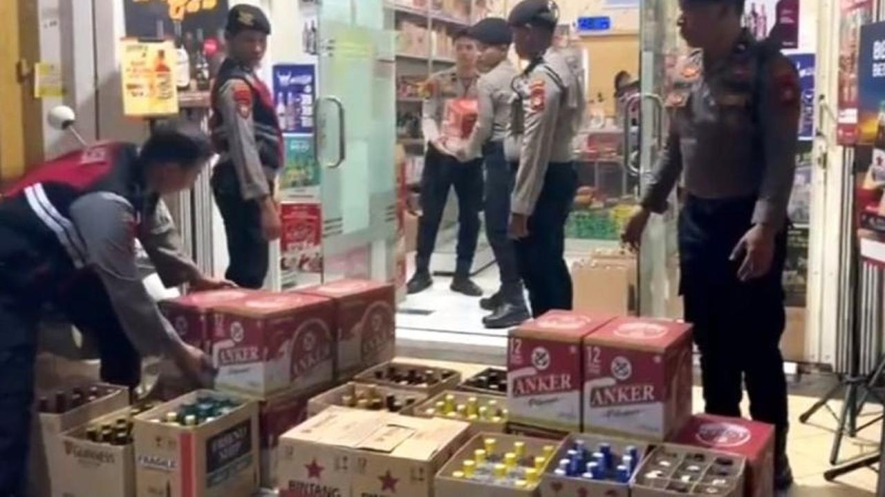 Terbongkar! Polisi Sita 1.653 Botol Miras Ilegal, Pemiliknya Ditangkap di Makassar