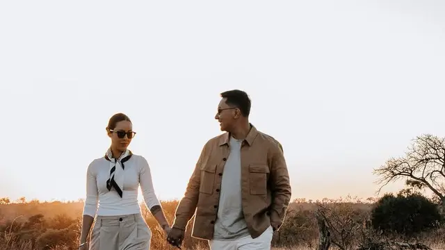 Darma Mangkuluhur Melamar Kekasihnya Patricia Schuldtz di Savana Afrika Selatan. [@darmamh]