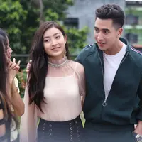 Wilona sendiri mampu membedakan ketika berakting di depan kamera dan saat berdua dengan pasangan. "Memang syuting yah kayak partner kerja profesional. Diluar syuting yah kita baru bisa intim," imbuh Wilona. (Nurwahyunan/Bintang.com)