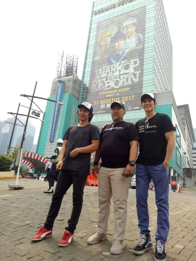 Para bintang Warkop DKI Reborn 2 berfoto dengan latar belakang stiker yang menempel gedung Veteran, Jakarta (Liputan6.com/Aditia Saputra)