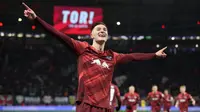 Penyerang Leipzig asal Slovenia #30, Benjamin Sesko, merayakan gol pertama timnya dalam pertandingan sepak bola divisi satu Bundesliga Jerman antara RB Leipzig dan Eintracht Frankfurt di Leipzig pada 15 Desember 2024. (Ronny HARTMANN/AFP)