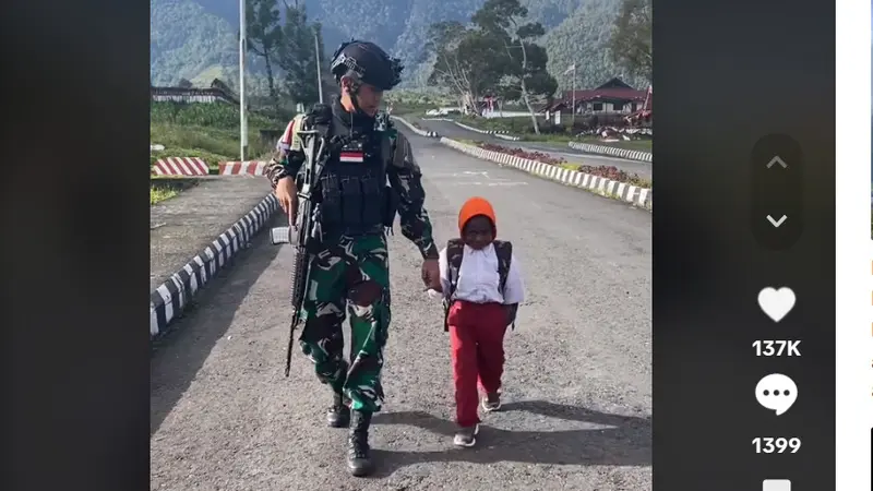 Viral Sosok Melson Anak Papua Kesayangan Prajurit TNI, Pergi Sekolah Dikawal bak Cucu Presiden. Foto: Tangkapan layar TikTok @anbu_mulia.