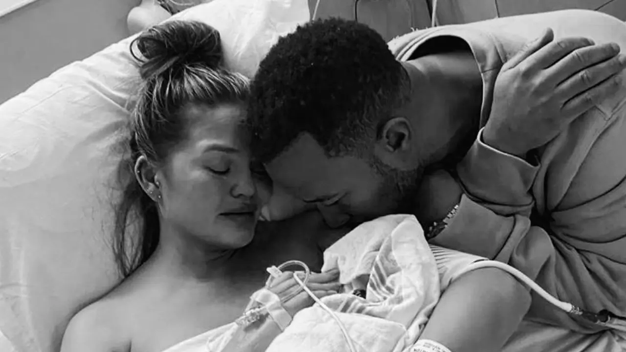 John Legend dan Chrissy Teigen mengucap perpisahan kepada bayinya. (Instagram/ chrissyteigen)