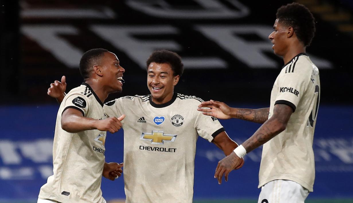 Pemain Manchester United merayakan gol yang dicetak Anthony Martial ke gawang Crystal Palace pada laga lanjutan Premier League di Selhurst Park, Jumat (17/7/2020) dini hari WIB. Manchester United menang 2-0 atas Crystal Palace. (AFP/Peter Cziborra/pool)