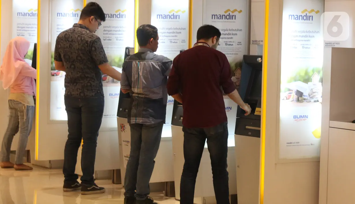 Nasabah melakukan transaksi elektronik perbankan melalui ATM di Jakarta, Selasa (4/2/2020). Dari nilai tersebut, penopang utama transaksi e-channel Mandiri adalah jaringan ATM dengan jumlah 967 transaksi dan Mandiri Online dengan 400 juta transaksi. (Liputan6.com/Angga Yuniar)