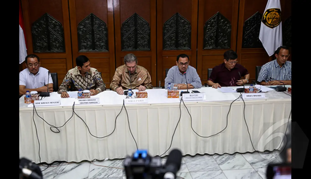 Menteri ESDM, Sudirman  Said (ketiga dari kiri) memberikan keterangan kepada wartawan di gedung Kementrian ESDM, Jakarta(25/1/2015). Pertemuan membahas pemberian izin perpanjangan MoU PT Freeport Indonesia. (Liputan6.com/Faizal Fanani)
