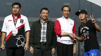 Maruarar Sirait, Imam Nahrawi, Presiden Jokowi, dan Atep di panggung juara Piala Presiden (Yoppy Renato/Liputan6)