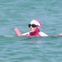 Niatnya pengin senang-senang bareng keluarga, wanita ini malah disuruh bayar denda Rp7 juta gara-gara berenang pakai burkini. (Ilustrasi: timedotcom.files.wordpress.com)