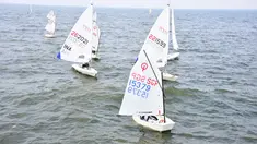 Memasuki hari kedua pelaksanaan Indonesia Regatta Series I dan Kejuaraan Nasional (Kejurnas) Layar 2026, TNI AL terus memberikan dukungan penuh terhadap jalannya perlombaan yang berlangsung di Indonesian National Sailing Center, Jakarta Utara, Sabtu (9/5). (Dok. Dispen AL)